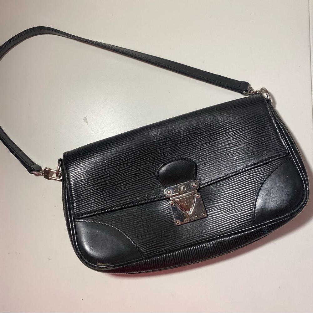 LOUIS VUITTON
Black Epi Leather Segur Pochette Bag
